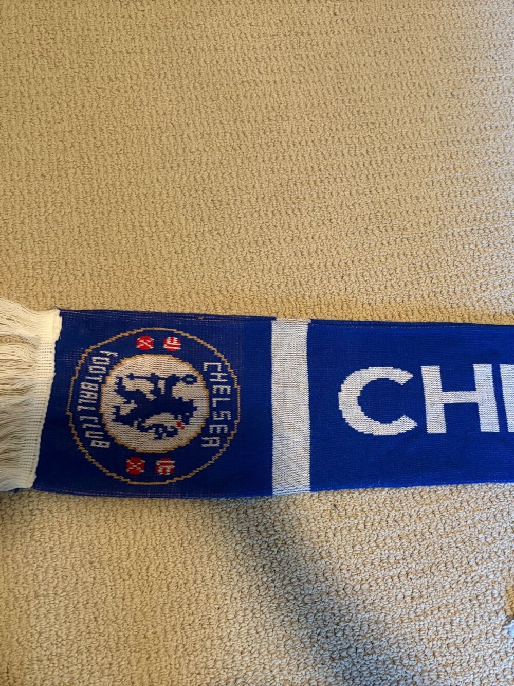 CHELSEA FOOTBALL CLUB ENGLAND Nice warm scarf Great collectible